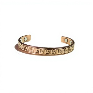 Brazalete Abierto Magnético de Cobre Puro con Grabado de Llave Griega, Joyería Metálica de Moda con Diseño Exquisito - Product Image 1