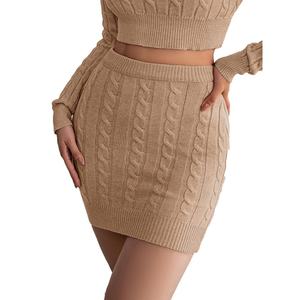 Ensemble décontracté d'hiver pour femme : pull court en maille respirante et mini-jupe – Tenue de détente pour femme - Product Image 2