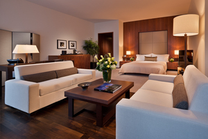 Juego de Muebles de Dormitorio Contemporáneos de Madera Sólida, Colección Moderna de Estilo Hotelero en Blanco y Dorado para Habitaciones de Huéspedes - Product Image 3