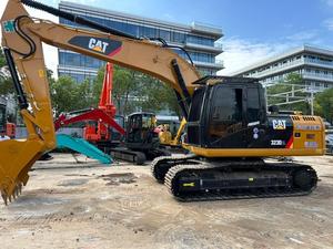 Excavadora mediana CAT323D2L usada, importada originalmente, funcionamiento suave y rendimiento estable con carga pesada, cabina de visión amplia. - Product Image 1