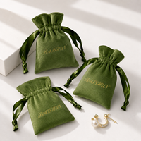 Pochette en velours vert sauge avec cordon de serrage, ruban personnalisé avec inscription dorée, bracelet en perles, boucles d'oreilles, anti-rayures, OEM, biodégradable