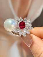 18K Goldring mit im Labor gezüchtetem Rubin und Perle, ovaler Mittelstein, Marquise-Krallenfassung, florales Feinschmuckstück für Damen, nur als Geschenk, hohe Qualität.