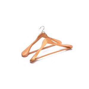 Cintre en bois avec logo personnalisé en gros support bon marché présentoir de vêtements en or cintres en bois pour vêtements - Product Image 5