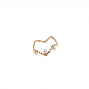 Bague élégante vintage haut de gamme en acier inoxydable plaqué or PVD 18 carats avec petite perle de laboratoire et motif vague, étanche et inaltérable - Product Image 3