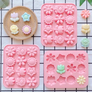 Mini molde de silicona para galletas y dulces con forma de 6 flores pequeñas, 12 cavidades, herramienta de cocina para repostería artesanal - Product Image 1