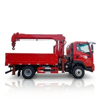 Camion-grue avec compartiment de chargement pour le transport quotidien de marchandises et les tâches de levage d'urgence temporaires