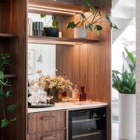 Ensemble de meubles de bar en bois de noyer naturel Vermonhouzz avec refroidisseur à vin intégré, éclairage LED, armoire de cuisine sur mesure en bois massif