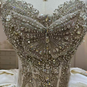 Vestido de Novia Bohemio de Lujo hasta el Suelo, Satén de Calidad, Exquisitos Detalles de Cuentas, Escote Corazón, Diseño Elegante, Cola Capilla - Product Image 4