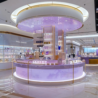 Produits de maquillage et de soin de la peau haut de gamme, système d'éclairage ambiant interne pour armoire centrale, zone d'affichage en verre dégradé