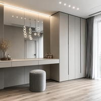 Table de toilette intégrée moderne gris mat avec miroir mural intégral et éclairage linéaire LED pour projet d'appartement de luxe