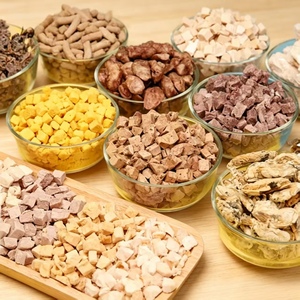 Friandises pour chats FURZO bio lyophilisées : <span class=keywords><strong>foie</strong></span> et viande de poulet et de <span class=keywords><strong>canard</strong></span>, riches en protéines, pour des dents propres, vitamines et minéraux – Vente en gros et au détail - Product Image 1