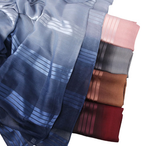 Châu Âu Mỹ phong cách mới nóng bán khăn choàng Gradient màu sáng bóng Khăn lụa xếp li sọc khăn trùm đầu thời trang đa năng - Product Image 2