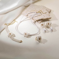 Collier ras-de-cou fait main en perles et fausses perles, laiton plaqué or 18 carats, série florale blanche, bijoux pour femme, mariage, mariée