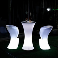 Ensemble de mobilier de salon extérieur moderne et minimaliste pour hôtel, avec éclairage et télécommande, comprenant une table de bar et des chaises en plastique avec comptoir haut