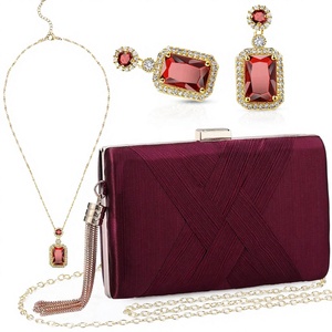 Bolso de mano tipo clutch de terciopelo verde con forma de almohada, con correa de cadena y cierre de solapa para bodas y fiestas. - Product Image 3