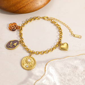 Bracelet à breloques tendance plaqué or avec pendentifs fleur, cœur et soleil pour femme - Product Image 2