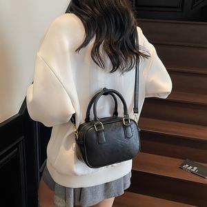 Bolso de Mano Retro Versátil para Mujer, Otoño/Invierno 2025, Minimalista, Casual, de Hombro y Cruzado, Tipo Almohada, para el Trabajo y el Transporte Diario - Product Image 1