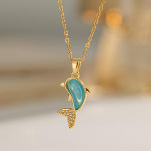 قلادة دولفين كلاسيكية أنيقة مطلية بالذهب من الفولاذ المقاوم للصدأ مع سلسلة تعلق حول الترقوة للنساء - Product Image 6