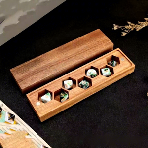 Caja de Dados de Madera Feeron con Tapa Magnética - Almacenamiento Hexagonal para Dados Poliédricos, Incluye Vaso para Dados, Diseño Moderno y Duradero para DND - Product Image 3