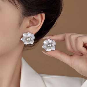 Boucles d'oreilles clous en argent gris perle, tempérament féminin, luxe léger, élégant, tendance, géométrique, rétro, design haut de gamme, cadeau - Product Image 1