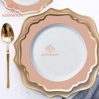 Services de table en porcelaine blanche de luxe, durables, à motif végétal, en forme de fleur, assiettes à dîner avec bordure dorée pour mariage