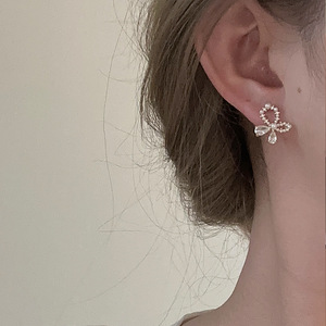 Élégantes boucles d'oreilles clous en argent avec nœud papillon blanc, aiguilles en argent 925, style Ins, boucles d'oreilles légères et luxueuses pour femmes - Product Image 5