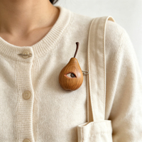 Broche en bois artisanale cinétique, motif fruit, peinte à la main, avec œil mobile, bijou mécanique unique, pomme, poire, idée cadeau