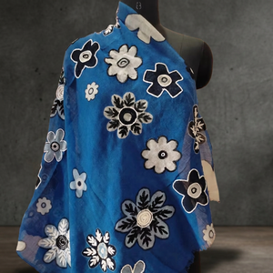 Bufanda de lana pintada a mano elegante lujosa, Floral diseño largo con estampado, bordado delicado, accesorio atemporal para mujer, otoño MAYURI - Product Image 2