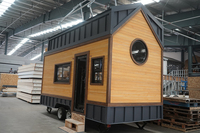 Petite maison à cadre en acier durable et légère sur roues avec salle de bain pour une vie confortable