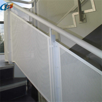 Garde-corps d'escalier en acier inoxydable perforé 304 316 316L pour bâtiments commerciaux