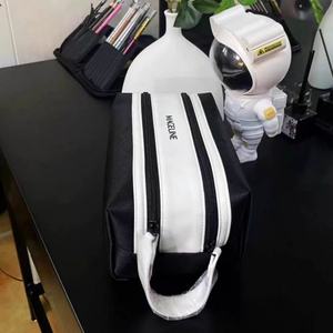 Neceser de viaje de PU de doble capa Bolsas de lavado de cosméticos con cremallera doble personalizadas a la moda con asa para viajes de mujer - Product Image 4