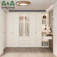 Système de placard classique moderne couleur crème avec armoires centrales en verre, étagères ouvertes et quatre tiroirs