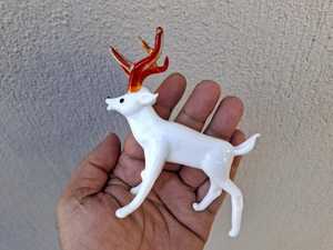 Figurine de cerf en verre soufflé à la main, blanche avec des bois rouges, décoration sur le thème de Noël, artisanat artisanal - Product Image 6