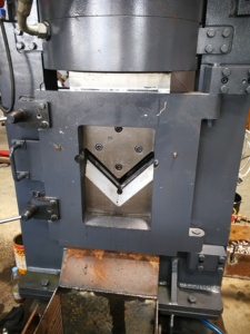 Dòng máy góc <span class=keywords><strong>CNC</strong></span> tốc độ cao với chức năng đục lỗ và cắt jnc2020 - Product Image 5