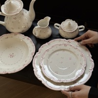 Nouvel ensemble de vaisselle en céramique rose à fleurs en relief, style vintage, en porcelaine, pour mariage, comprenant assiettes de présentation, tasses à café, soucoupes et assiettes à dessert