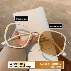 Lunettes de vue photochromiques élégantes à monture large et ovale pour femmes, verres personnalisables, outil de beauté sans maquillage - Product Image 3