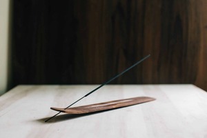 Porte-encens en bois de qualité export avec cendrier pour la décoration spirituelle et religieuse, disponible à prix réduit - Product Image 4