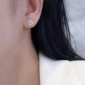 E1595 Orecchini in oro bianco con diamanti taglio rotondo brillante colore D naturali stile classico da donna - Product Image 5