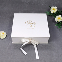 Ensemble d'invitations de mariage élégant en boîte rigide en velours blanc, avec logo personnalisé en feuille d'or, invitation en acrylique miroir doré et pompon
