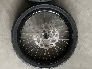 Jeu de roues Surron Light Bee neuf avec pneus de route 100/80-17 et 90/70-17 à motif de bande de roulement dispersant l'eau, type de carcasse de <span class=keywords><strong>pneu</strong></span> - Product Image 2