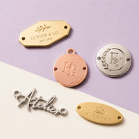 Étiquette de marque en métal émaillé gaufré pour jeans, chaussures, sacs à main – Plaque logo époxy – Faible MOQ – Petites séries – Fournisseur d'usine pour boutiques