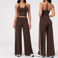 Ensemble de sport et fitness pour femme : Débardeur dos nu à col halter et pantalon long à jambes larges avec surpiqûres, idéal pour la course et le yoga
