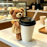 Nouveau 2026 Mini ours en peluche doux avec robe à carreaux, porte-gobelet, ornement pour tasse de café ou de bubble tea, breloque de sac, cadeau