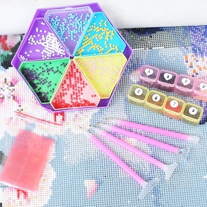 ชุดอุปกรณ์ DIY สำหรับงานเพ้นท์เพชรแบบ Still Life พร้อมแผ่นเจาะแบบใหม่ แผ่นกรองอเนกประสงค์ และแผ่นร่อนเม็ดเพชร - Product Image 1