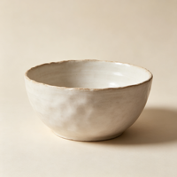 Service de table EKA en céramique texturée beige minimaliste avec glaçure réactive, assiettes et bols modernes en grès, idéal pour les mariages