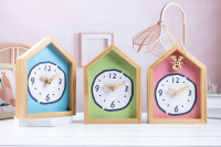 Jam Dinding Dekorasi Kamar Anak Bentuk Rumah Ramah Lingkungan Terbuat dari Kayu dengan Desain Wajah Kustom