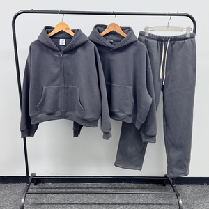 Completo Streetwear Oversize Personalizzato 2 Pezzi: Felpa Corta con Zip e Pantaloni Larghi a Zampa in Tela, Set Tinta Unita - Product Image 4