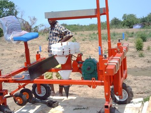 Planteuse <span class=keywords><strong>de</strong></span> <span class=keywords><strong>légumes</strong></span> à deux rangs autopropulsée, machine à transplanter les semis, transplanteur <span class=keywords><strong>de</strong></span> <span class=keywords><strong>légumes</strong></span> à vendre - Product Image 2
