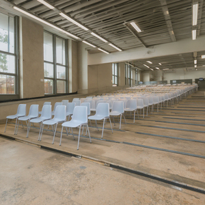 Sillas Ergonómicas de Oficina, para Conferencias, Escuelas, Aulas, Reuniones, Capacitaciones, con Asiento de PP y Patas de Metal, en Oferta - Product Image 1