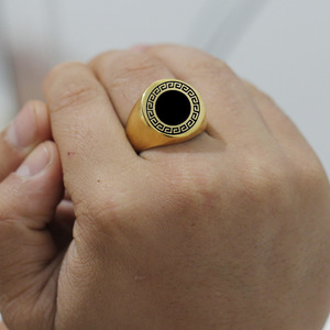 Bague ronde en or pour homme, 22 mm, motif géométrique, incrustation noire, à porter au quotidien - Product Image 2